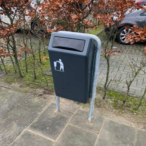 Buitenafvalbak Bima, uitgevoerd in het zwart (ral 9005) voorzien van een verende brandwerkende klep.