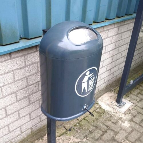 Buitenafvalbak Saluna 13 Onze duurzame en verrassend voordelige buiten afvalbank Saluna aan staander gemonteerd en uitgevoerd in ral 7016. Tevens is deze voorzien van een brandwerende verende klep.