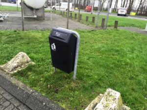 Afvalbak Bima, afgebeeld met stankwerende klep. Deze afvalbakken behoren tot de meest duurzame en vandalisme bestendige afvalbakken die de markt u biedt.