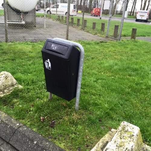 Buiten Afvalbak model Bima 37 Afvalbak Bima, afgebeeld met stankwerende klep. Deze afvalbakken behoren tot de meest duurzame en vandalisme bestendige afvalbakken die de markt u biedt.