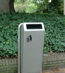 Buitenafvalbak Bima L 9 Deze afvalbak is eenvoudig te openen met de bijgeleverde driekantsleutel. De deur is voorzien van een kliksluiting.