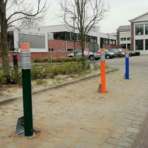 Ronde afzetpalen Potloodmodel 31 Deze uitneembare potloodpalen staan in Dongen bij basisschool Achterberg