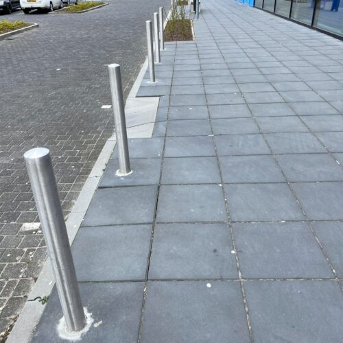 Parkeerpalen rvs204 40 Parkeerpalen van rvs, de ultieme duurzaamheid en een zeer nette uitstraling.