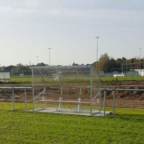 Dugout model 170 33 De 3 meter uitvoering van deze dugout. Dit is 1 van de 4 die we op nieuwe trainingsvelden in Moorsel Belgie geplaatst hebben.