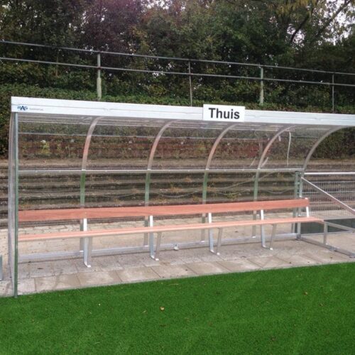 Dug out model 180 36 Nog een afbeelding van deze hoogwaardig afgewerkte extra diepe dug-out. Extra diep = extra comfort voor uw coach en reservespelers.