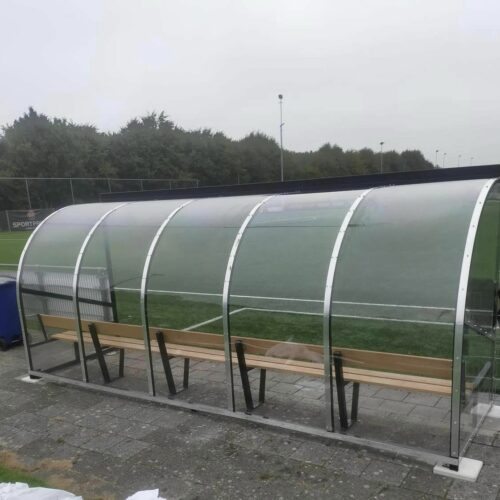 Dug out model 180 46 Dug-outs model 180, lengte 5 meter. Zwart gecoat met FSC hardhouten zitting en leuning. Extra diepe dug-outs geven extra comfort. Ook met kuipzitjes in uw clubkleuren leverbaar.