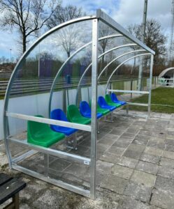 Zeer degelijke en mooi vormgegeven, aluminium dug out. Afgewerkt met hoogwaardig slagvast polycarbonaat, 3 mm