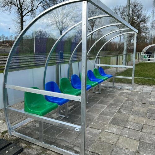 Dug outs model 160 28 Zeer degelijke en mooi vormgegeven, aluminium dug out. Afgewerkt met hoogwaardig slagvast polycarbonaat, 3 mm
