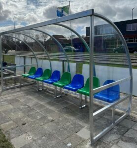 Dug-outs model DO160 Leverbaar tot een lengte van 7 meter, extra diep, dus extra comfort voor uw coach en uw spelers. Deze staan bij vv TLC te Leek.