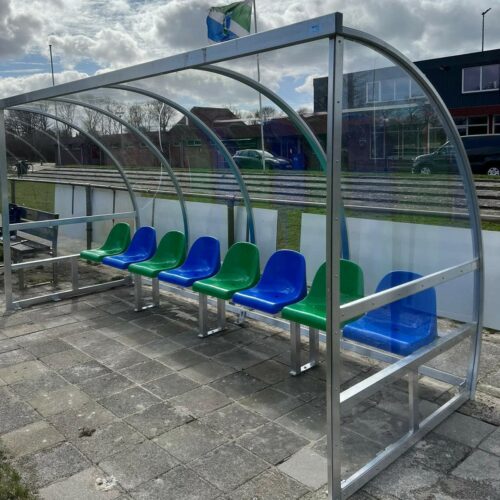 Dug outs model 160 26 Dug-outs model DO160 Leverbaar tot een lengte van 7 meter, extra diep, dus extra comfort voor uw coach en uw spelers. Deze staan bij vv TLC te Leek.