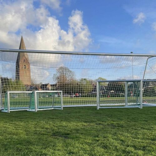 Pupillen voetbaldoel JVD150 48 Voetbaldoel JVD150 5x2m samen met onze mini voetbaldoelen uit de JVD195-serie (de 1.2 x0.8m en 1.8 x 1.2m voetbaldoelen.