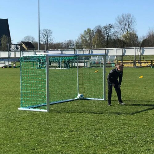 Voetbaldoeltjes KD-PRO (kanteldoelen) 16 In de 3 x 1.5 meter stand is het doel groter en kan er eenvoudiger gescoord worden = goed voor het zelfvertrouwen