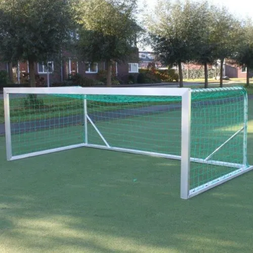 Kantelbare voetbaldoeltjes 3 x 1 m / 3 x 1.5 m – KD 3 In de liggende stand is dit doel geschikt voor het KNVB 4 tegen 4 spel en in de staande stand voor het Vlaamse dribbelspel.