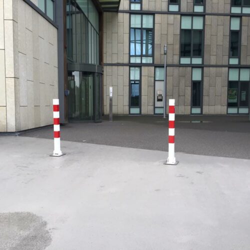 Neerklapbare parkeerpalen 70x70mm 19 Onze vierkante neerklapbare antiparkeerpalen, komt u in hele land tegen.