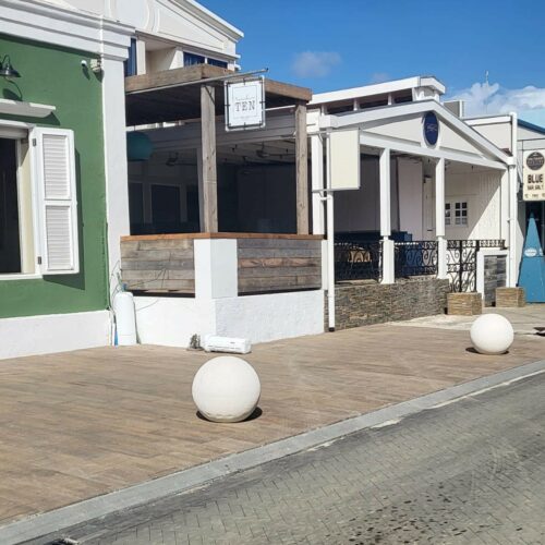Betonnen afzetbollen geleverd op Bonaire door SKWshop