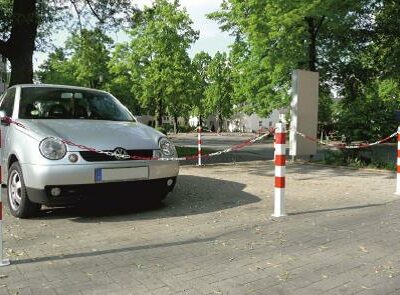 Antiparkeerpalen met ketting en kettingslot op parkeerplaats