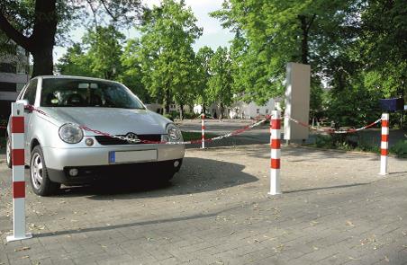 parkeerpaal met ketting 1 Antiparkeerpalen met ketting en kettingslot op parkeerplaats