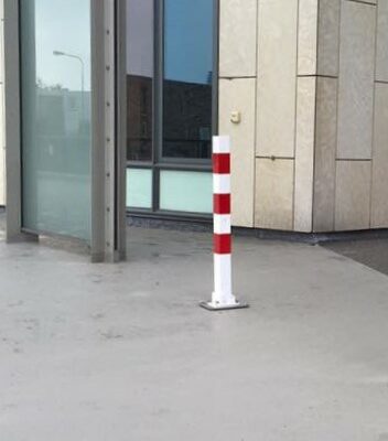 Anti parkeerpalen vierkant vast 70x70mm 7 De vaste antiparkeerpalen van SKWshop. Naar keuze met voetplaat of inbetonneerbaar