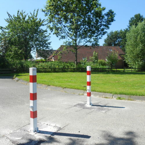 Neerklapbare parkeerpalen 70x70mm 26 Parkeerpalen, de voordelige en duurzame oplossing om uw terrein af te bakenen voor ongewenst verkeer.