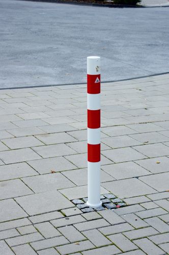 Uitneembare parkeerpalen D76mm 35 Parkeerpalen met cilinderslot, ideaal als u niet met een zware sleutel rond wilt lopen. Deze parkeerpalen worden geleverd incl. 3 profielsleutels en kunnen, indien u meer parkeerpalen nodig bent, alle van dezelfde cilinder voorzien worden.