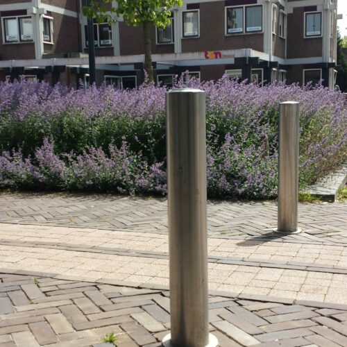Parkeerpalen rvs204 31 Twee rvs parkeerpalen van rvs rond 102mm. in openbare ruimte.