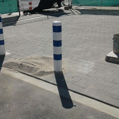 Anti-rampalen en zware parkeerpalen 89mm t/m 273mm 20 Onze antirampalen op Curaçao. Uitgevoerd met blauwe reflecterende folie.