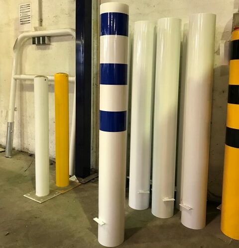 Anti-rampalen en zware parkeerpalen 89mm t/m 273mm 23 Onze anti-rampalen voor Curaçao, met speciaal op kleur gemaakte reflectie-tape.