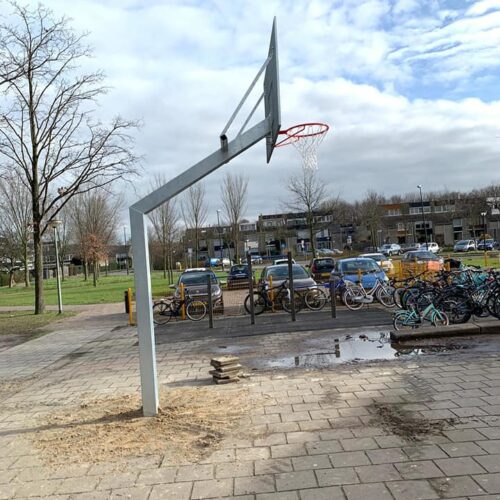 Basketbalpaal Heavy compleet 39 De verzinkte uitvoering net gemonteerd. Deze staat in Amsterdam.