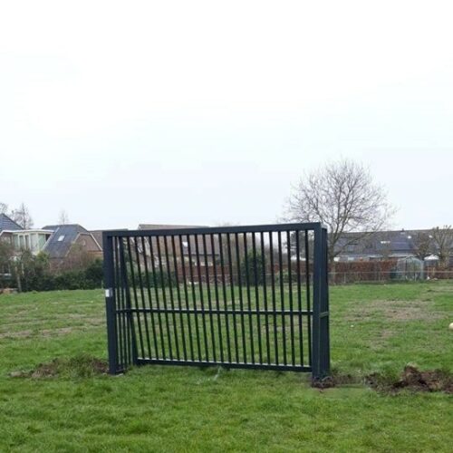 Antivandalen voetbaldoel VD200 3 x 2m 31 Voetbaldoel VD200. Volledig gelast aluminium en deze is gecoat in antraciet grijs ral 7016 Afm: 3 x 2m.
