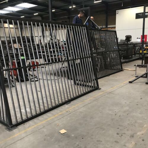 Antivandalen voetbaldoel VD200 3 x 2m 27 Afbeelding van de productie van deze onverwoestbare voetbaldoelen in staal. Dit hebben we op verzoek van onze klant gedaan.
