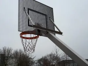 Afgebeeld het duurzame, geluidsarme antivandaal basketbalbord in de verzinkt uitvoering