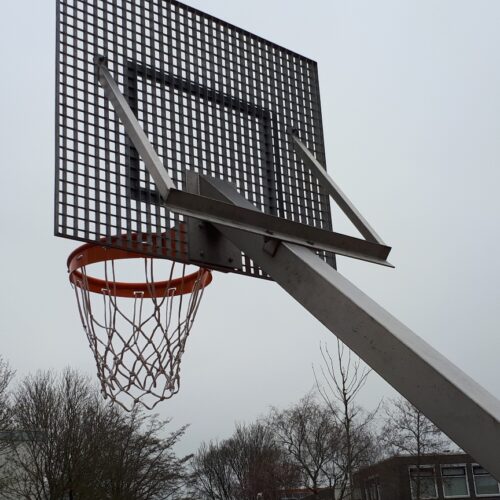 Basketbalpaal Rothe Fixed 55 Afgebeeld het duurzame, geluidsarme antivandaal basketbalbord in de verzinkt uitvoering