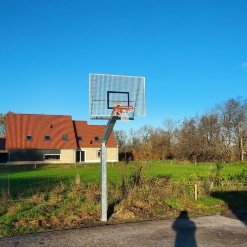 Basketbalpaal Heavy compleet 29 Onze basketbalpaal Heavy met wit antivandaal basketbalbord en rode wedstrijd basketbalring en net