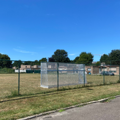 Antivandalen voetbaldoel VD200 3 x 2m 33 Op aanvraag zijn deze antivandaal voetbaldoelen ook in een 4 x 2m en zelfs in een 5 x 2m uitvoering leverbaar. Voetbaldoel model VD200, onverwoestbare duurzaamheid.