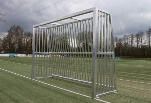 Antivandalen voetbaldoel VD200 3 x 2m 32 Anti vandalisme voetbaldoelen ideaal op speel- en schoolpleinen. Hier in de aluminium uitvoering. De ultieme duurzaamheid.