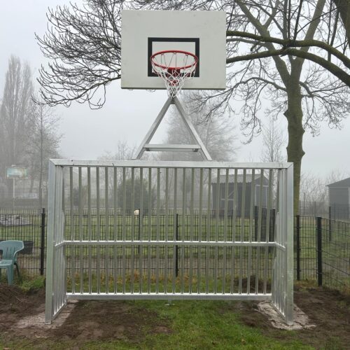 Voetbaldoel basketbalcombinatie VB200 34 Antivandalisme voetbaldoelen. De ultieme duurzaamheid en een aanwinst voor uw sportieve jeugd. Door en door gelast aluminium.