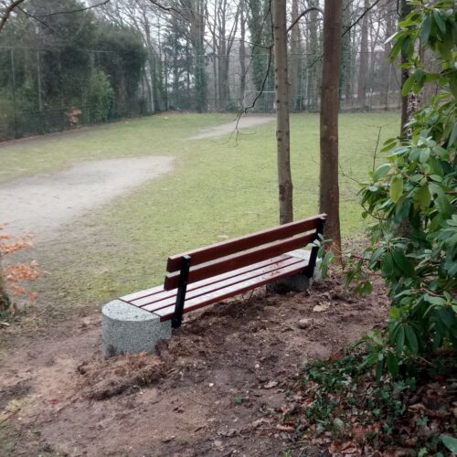 Antivandalen voetbaldoel VD200 3 x 2m 26 Antivandalen voetbaldoelen afgebeeld met parkbank van beton, model Solid.