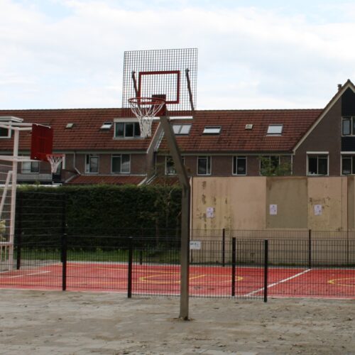 Antivandalisme basketbalbord 44 Hier onze basketbalpaal model Rothe van rvs, uitgevoerd met dit zeer degelijke antivandaal en geluidsarm basketbalbord.