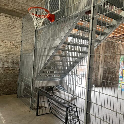Antivandalisme basketbalbord 56 Ons antivandalisme basketbalbord, samen met antivandaal voetbaldoel model TRD300 in Brussel.