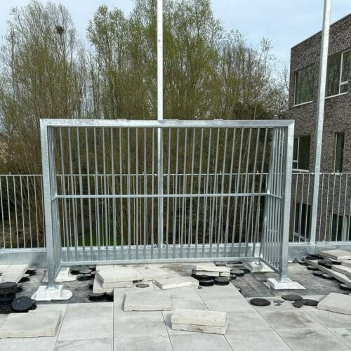 Antivandalen voetbaldoel VD200 3 x 2m 35 Op aanvraag maken/produceren we deze antivandalisme voetbaldoelen ook wel in een stalen uitvoering als het bestek dit voorschrijf bijvoorbeeld. Zoals op deze foto, hier zijn we bezig met de bouw van een sportkooi op een dak met daarin onze VD200 voetbaldoelen in verzinkt staal.
