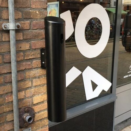 Buitenasbak model Onio 19 Buiten asbak Onio, afgebeeld als wandmodel. Ook leverbaar in een rvs uitvoering en in een vrijstaande uitvoering.