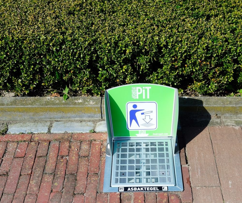 Asbaktegels met werprand 2 Een tegel asbak is en blijft een handig en duurzaam alternatief voor de reguliere buiten asbakken