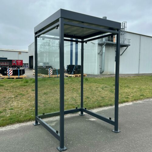 kleine rookoverkapping van staal en glas voor ca 2 personen op bedrijfsterrein
