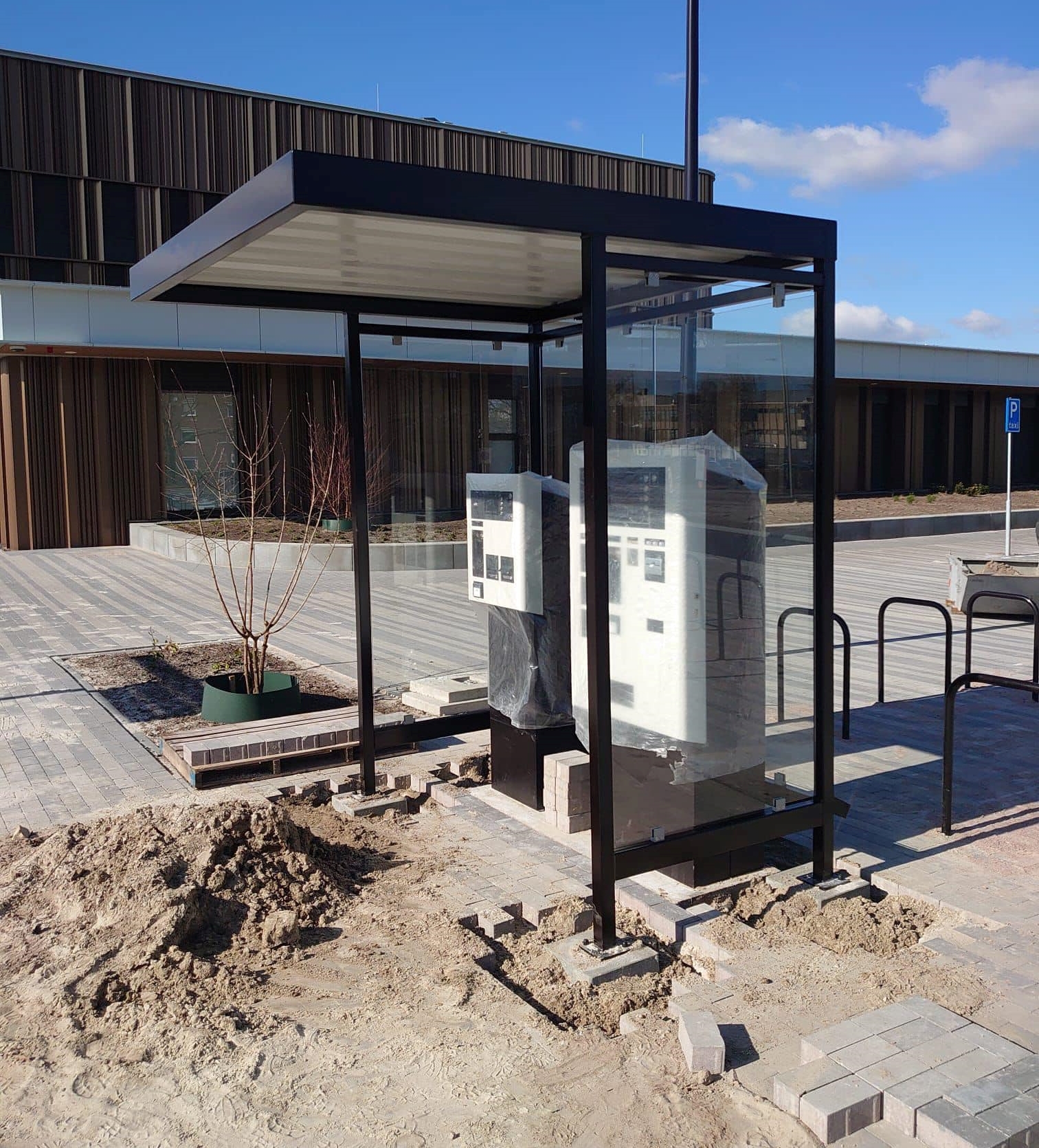 Betaalautomaat overkapping M1 8 Betaal automaatoverkapping lengte 2 meter, overstekend dak en diepzwart gecoat