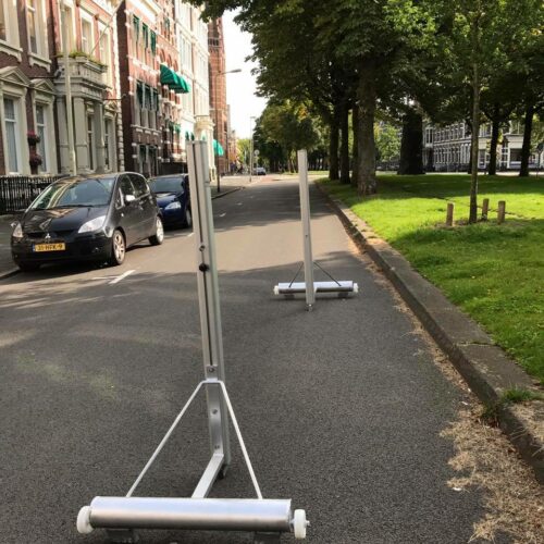 Badminton palen verplaatsbaar 11 Badmintonpalen van geanodiseerd aluminium.