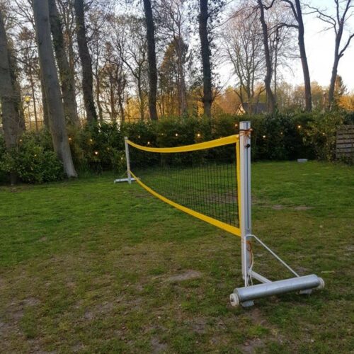 Badminton palen verplaatsbaar 12 Onze verrolbare badmintonpalen met een beachvolleybalnet. Dat kan ook natuurlijk :-)