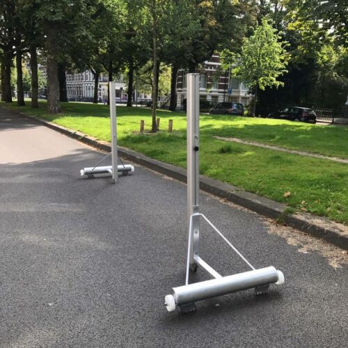 Badminton palen verplaatsbaar 9 Zeer degelijke badmintonpalen voor buiten.