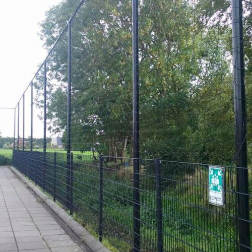 Ballenvanger op maat 98 Ballenvanger dsm onder. 5m. hoog Ballenvangernet maas 120 x 120mm.