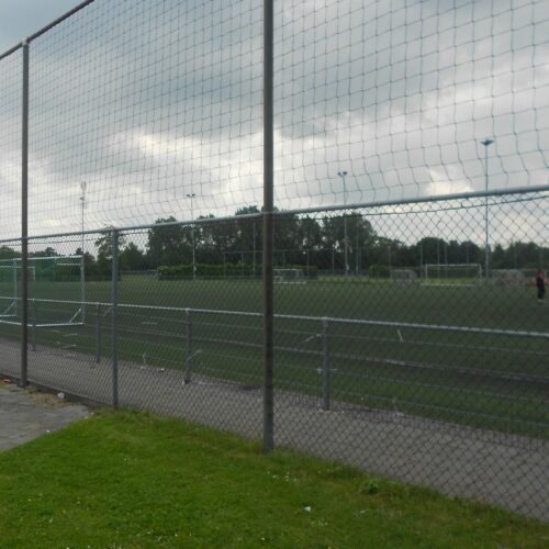 Gaashekwerk 26 Ballenvanger met 2 meter gaas onder en een net PE maas 120 x 120 mm. boven. Ook voor ballenvangers bent u bij ons aan het juiste adres.