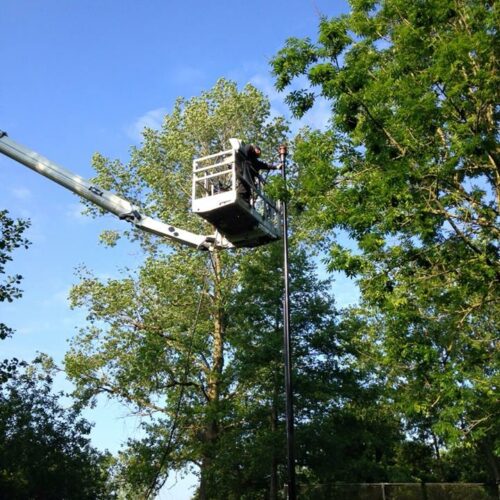 Ballenvanger op maat 125 Op 9 meter hoogte montage van een ballenvanger met katrollen bij de golfbaan